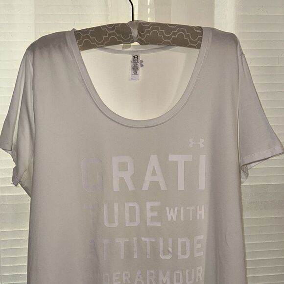 Under Armour L White Relaxed Boxy Fit Short Sleeve Lightweight Workout Tee - Picture 3 of 10